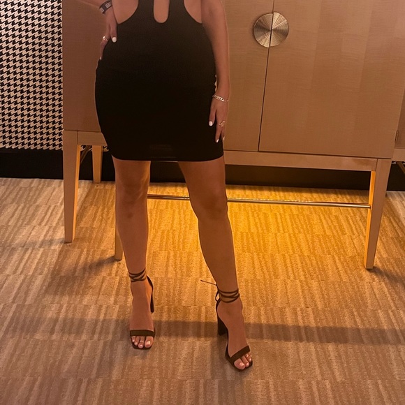 COMFORTABLE Black strappy heels - Picture 2 of 2